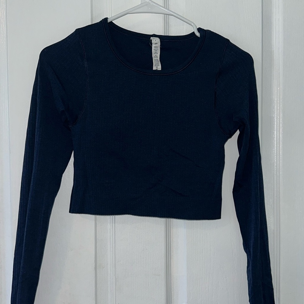 Lululemon size 4 ribbed cropped, long sleeve navy blue shirt